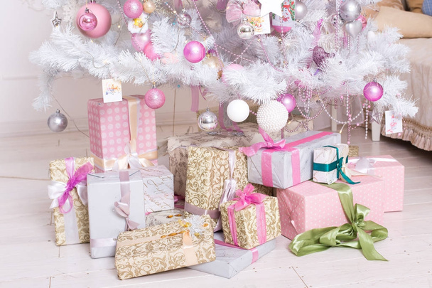 Giftboxes, pink and white christmas decorations balls hanging on - Foto, immagini