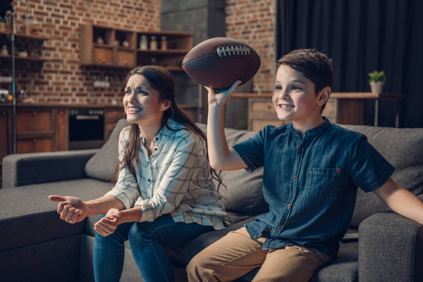 Famille encourageante regardant le football américain
 - Photo, image