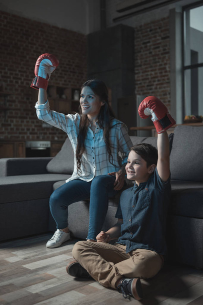 Familie in boksen handschoenen kijken wedstrijd - Foto, afbeelding