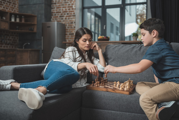 Matka i chłopiec gra w szachy - Zdjęcie, obraz