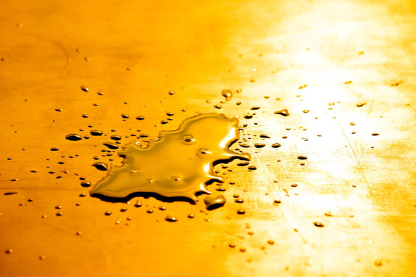 Metallo oro liquido o gocce d'acqua spruzzare sul pavimento, Sfondo astratto
 - Foto, immagini