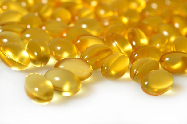 Omega-3 fish vet olie capsules close-up op een witte achtergrond. - Foto, afbeelding