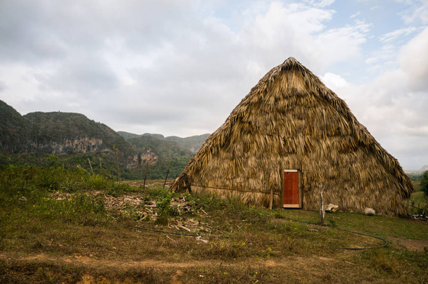 Pequena casa nas montanhas
  - Foto, Imagem