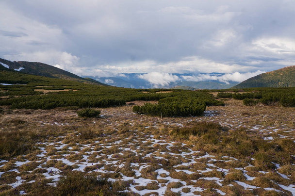 雪渓と曇り空   - 写真・画像