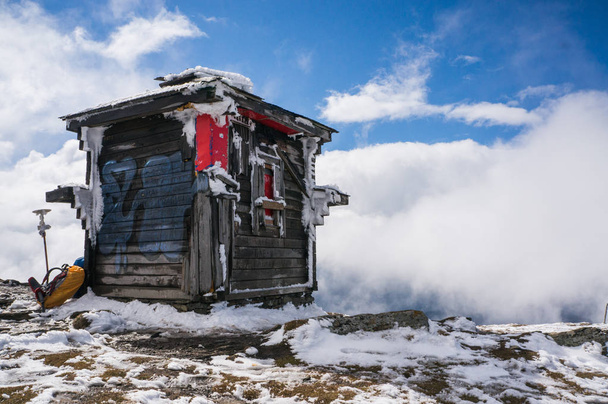 σπίτι σκι στα βουνά  - Φωτογραφία, εικόνα