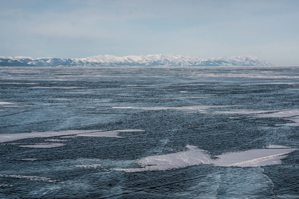 Замерзшая река зимой - Фото, изображение