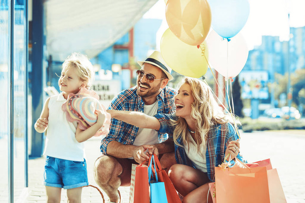 Happy Family in Shopping - Foto, Imagen