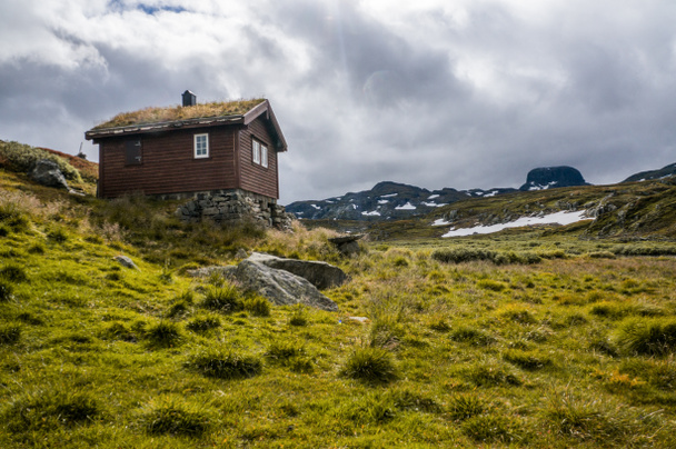 maison sur prairie avec montagnes
  - Photo, image