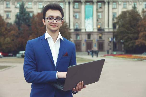  Student mit Laptop  - Foto, Bild