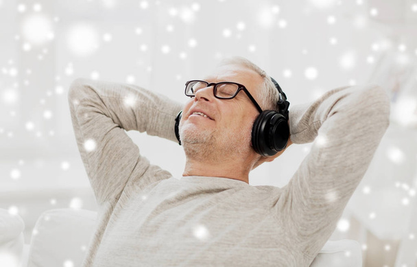 happy man in headphones listening to music - Valokuva, kuva