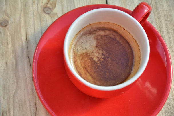 Café preto em xícara de café vermelho
 - Foto, Imagem