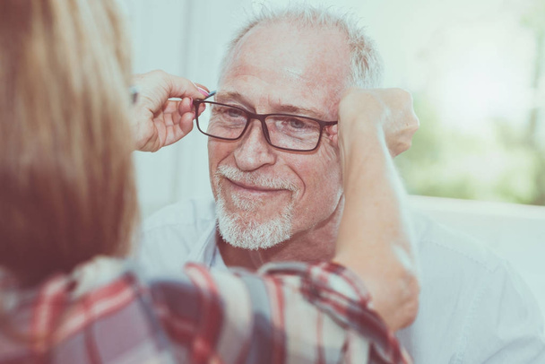 Uomo anziano testare nuovi occhiali
 - Foto, immagini