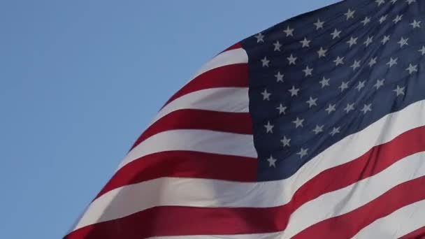 Detailní záběr na americkou vlajkou mávající. - Záběry, video