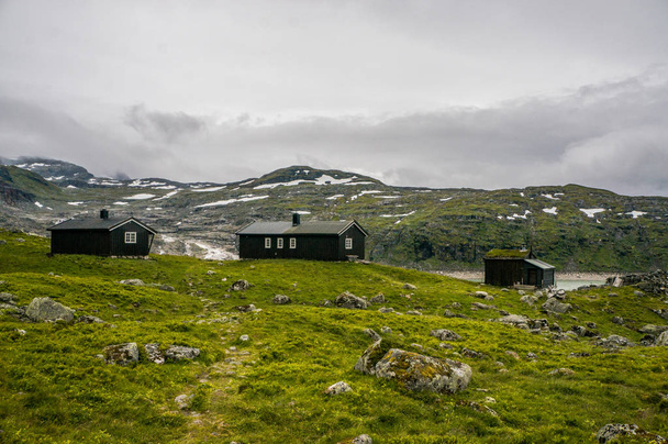 piękny krajobraz z domy w górach   - Zdjęcie, obraz