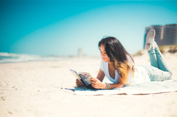 Young woman enjoying sandy beach - Photo, Image