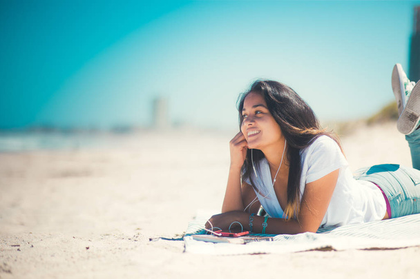 Mujer joven disfrutando de la playa de arena
 - Foto, imagen