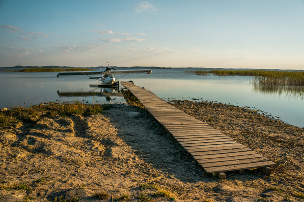 watervliegtuig op lake - Foto, afbeelding