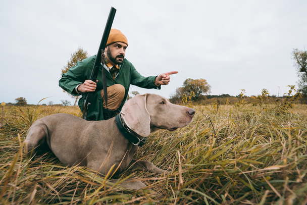 Uomo a caccia di animali
  - Foto, immagini