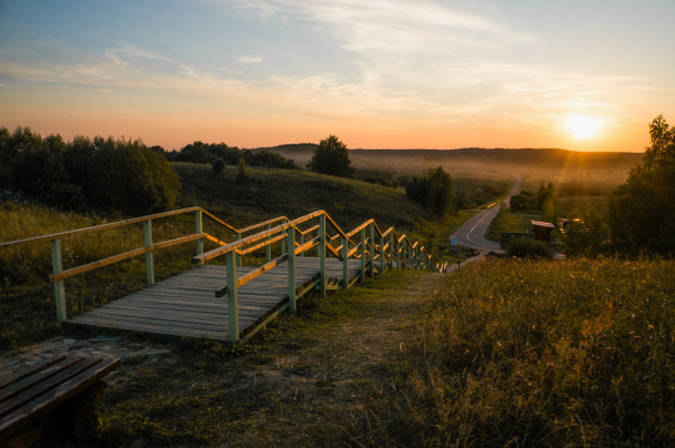 ξύλινες σκάλες στο ηλιοβασίλεμα - Φωτογραφία, εικόνα
