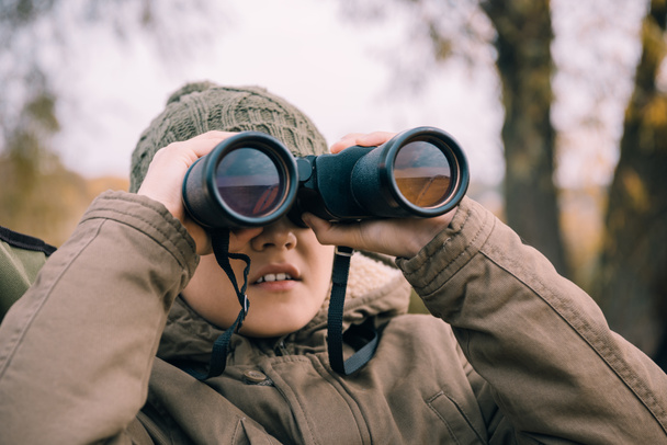 kid looking through binoculars on nature - Photo, Image