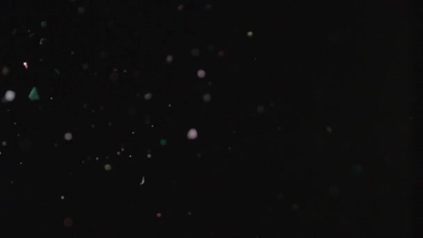 Realistische Glitter exploderen op zwarte achtergrond. - Video