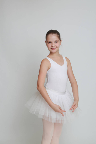 Beautiful little ballerina in studio - Foto, Imagen