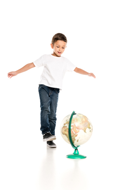 kleine jongen met globe - Foto, afbeelding
