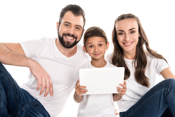familie met digitale tablet - Foto, afbeelding