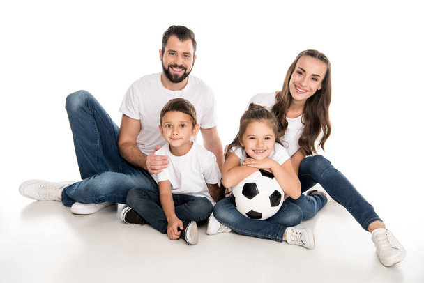 Famille heureuse avec ballon de football
 - Photo, image