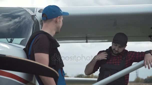 Pilot i mechanik rozmowy na lotnisko - Materiał filmowy, wideo