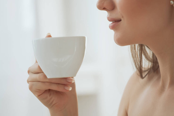 Coffee. Beautiful Girl Drinking Tea or Coffee. Cup of Hot Beverage - Valokuva, kuva