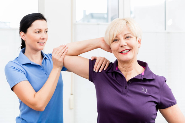Mulher fazendo exercício no ombro
 - Foto, Imagem