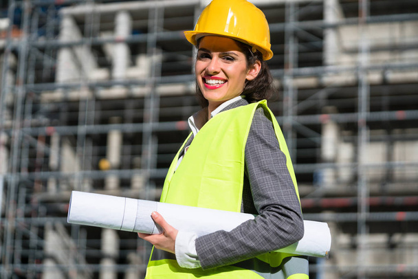 Kadın inşaat mühendisi inşaat planları ile - Fotoğraf, Görsel