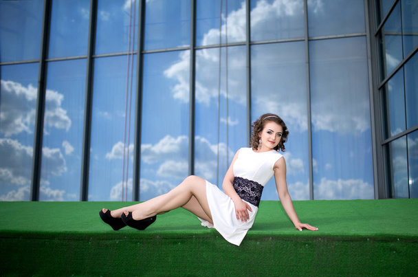 Woman near glass building - Valokuva, kuva