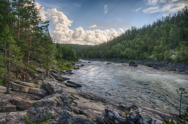 Rio de montanha na Noruega viagem de verão
 - Foto, Imagem
