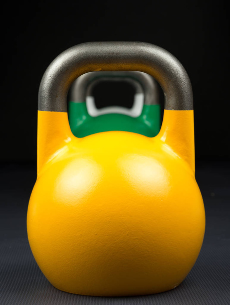 Trois kettlebells de compétition sur un plancher de gymnase de musculation
 - Photo, image