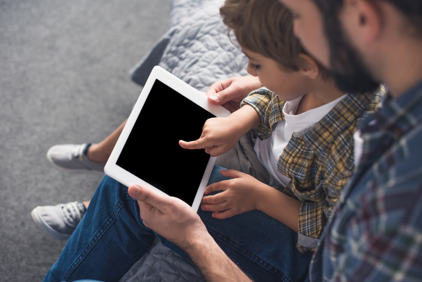 vader en zoon met Tablet PC - Foto, afbeelding
