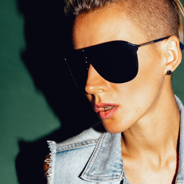 model with short hair and stylish sunglasses - 写真・画像