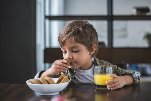niño pequeño durante el desayuno en casa
 - Foto, Imagen