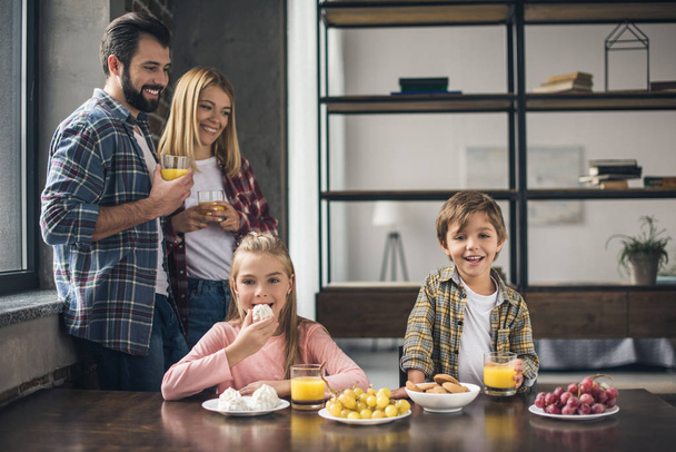 Familia desayunando en casa - Foto, Imagen