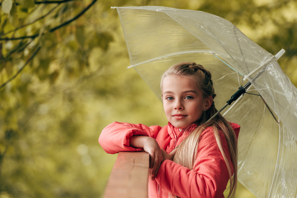 gyermek esernyő őszi parkban - Fotó, kép