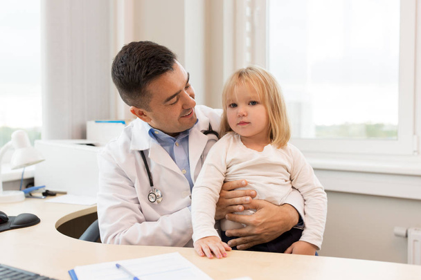 doctor or pediatrician with girl patient at clinic - Foto, Imagem
