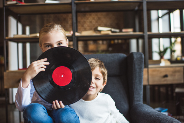 kids with vinyl record - Foto, immagini