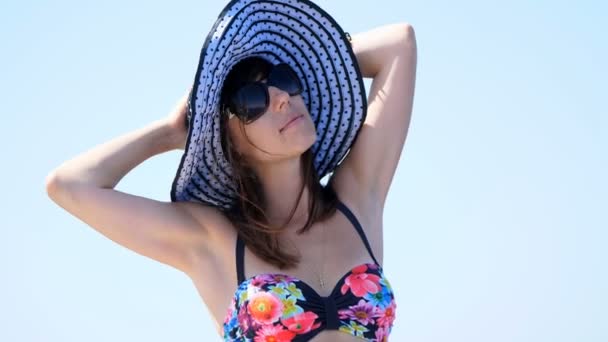 léto, moře, portrét krásná mladá bruneta žena nosí koupání a slunce klobouk, sluneční brýle, stojící na palubě trajektu si užívat klidu, krásy moře, šťastný, s úsměvem - Záběry, video