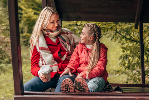 mother and daughter with paper cup - Foto, Bild