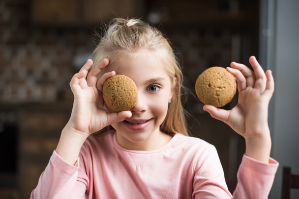 χαμογελώντας παιδιού με μπισκότα - Φωτογραφία, εικόνα