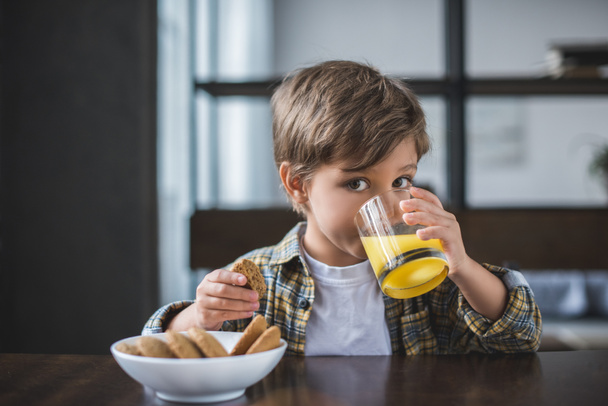 Niño bebiendo jugo
 - Foto, Imagen