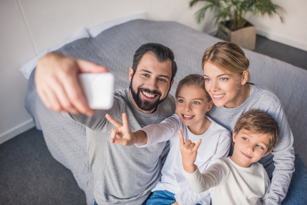 Prendre du selfie en famille
 - Photo, image