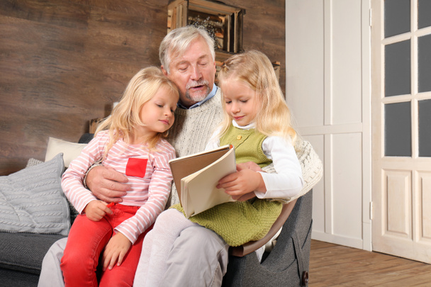 Anciano con nietos en casa
 - Foto, imagen