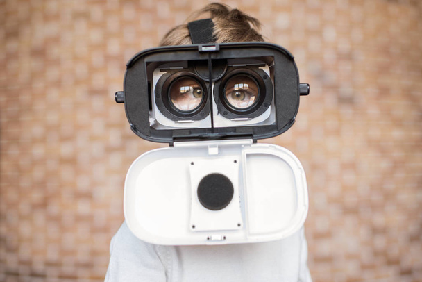 kid in virtual reality headset - Foto, imagen